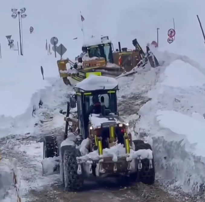 Avalanchas en Santiago, Chile sepultan a decenas de personas