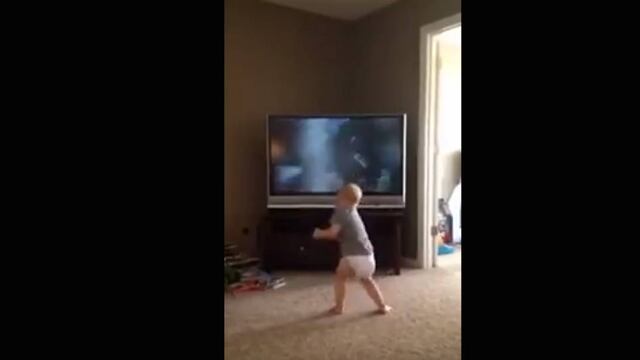 Bebé imita los movimientos de Rocky Balboa.