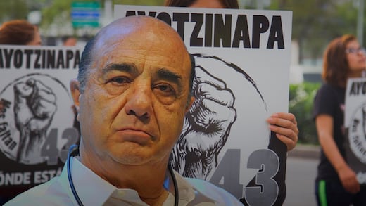 Familiares de los 43 de Ayotzinapa buscan revertir resguardo domiciliario de Murillo Karam