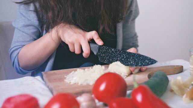 Persona picando cebolla