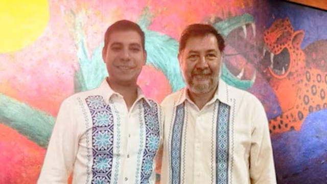 Kin Yael Villafaña Morán, hijo de Gerardo Fernández Noroña, junto al senador por Morena
