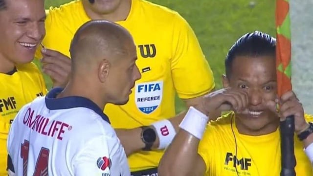 ¿Árbitro se burla del Chicharito Hernández por chillón?