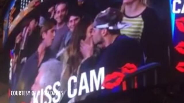 una mujer tomó venganza de su novio por ignorarla y besó a un desconocido que estaba a su costado mientras era enfocada por la famosa <em>'kiss cam'.</em>