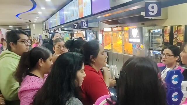 VIDEO: Vasos de Barbie generan pleito en salas de Cinépolis