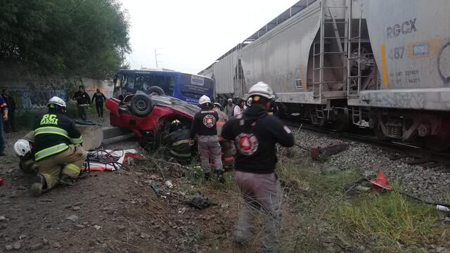 Choque entre tren, camión urbano y vehículo particular