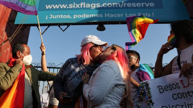 Realizan ‘besotón’ contra la homofobia en Six Flags