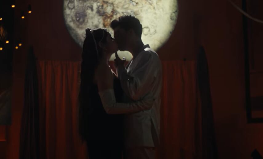 Karol Sevilla y Mario Bautista protagonizan con besos los videos de ‘Anónimo’