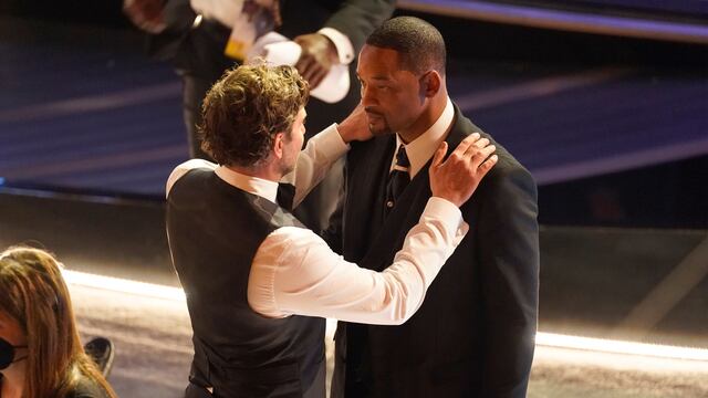 Bradley Cooper apoya a Will Smith en los Oscar 2022