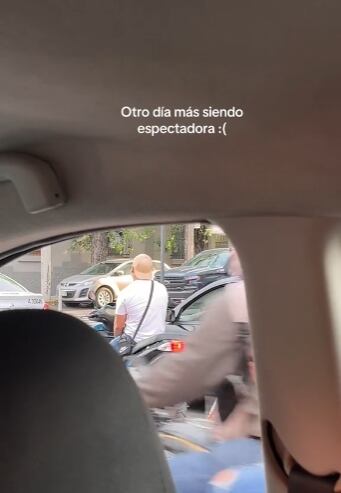 Dos extraños se besan en pleno semáforo