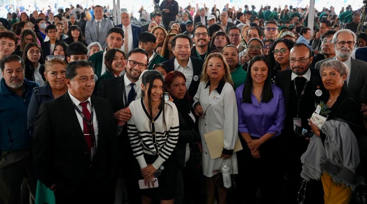 Mario Delgado celebra 100 años de la educación secundaria y destaca beca Rita Cetina para 5.6 millones de estudiantes.