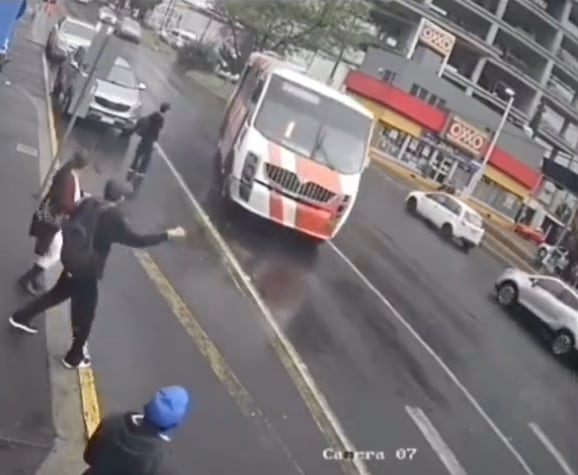 Chofer de camión para a subir pasaje