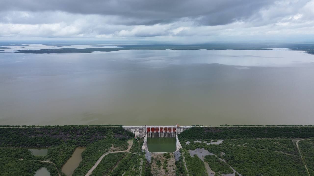 Samuel García sobrevuela presas de Nuevo León