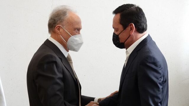 Alejandro Gertz Manero, fiscal general de la república (izq), y el senador Miguel Ángel Osorio Chong