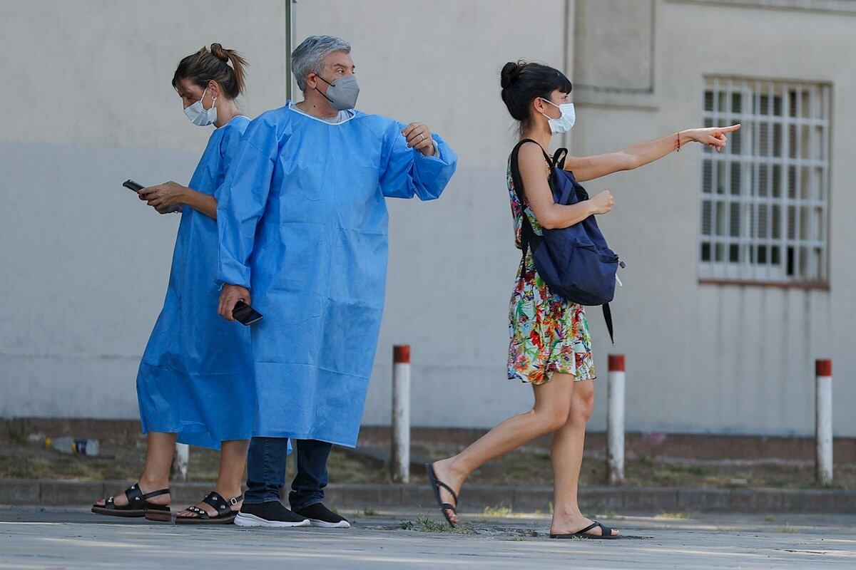 Una mujer llega para realizarse una prueba para detectar Covid-19