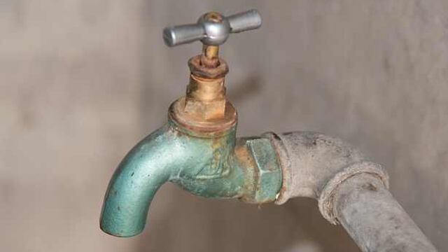 Agua potable. Amparos en Puebla contra cobros.