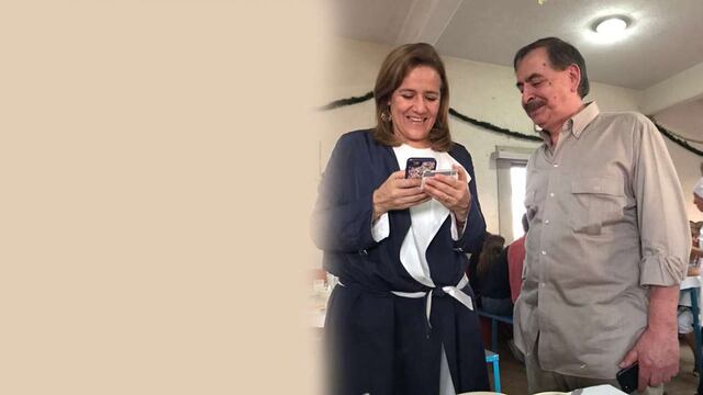 A los presurosos clientes del restaurante, ansiosos por llegar a Acapulco, no molesta la presencia de la candidata independiente y quien quiere y trae a la mano la identificación con gusto firma y se deja retratar