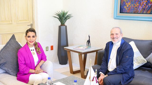 Evelyn Salgado y el obispo José de Jesús González Hernández en una reunión celebrada el 23 de febrero de 2023