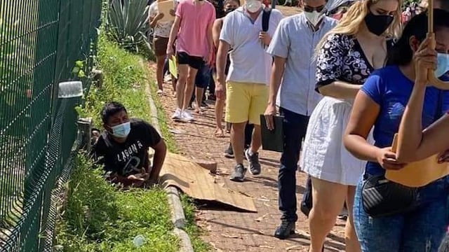 Se quedó dormido en la fila de vacunación