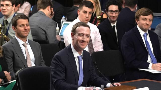 Zuckerberg intimidó al Congreso de EU con... un cojín