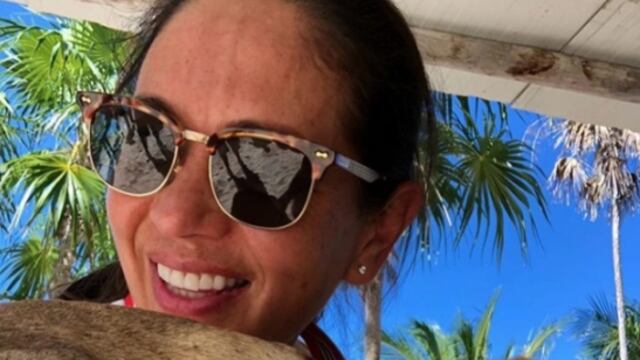 Yolanda Andrade en la playa