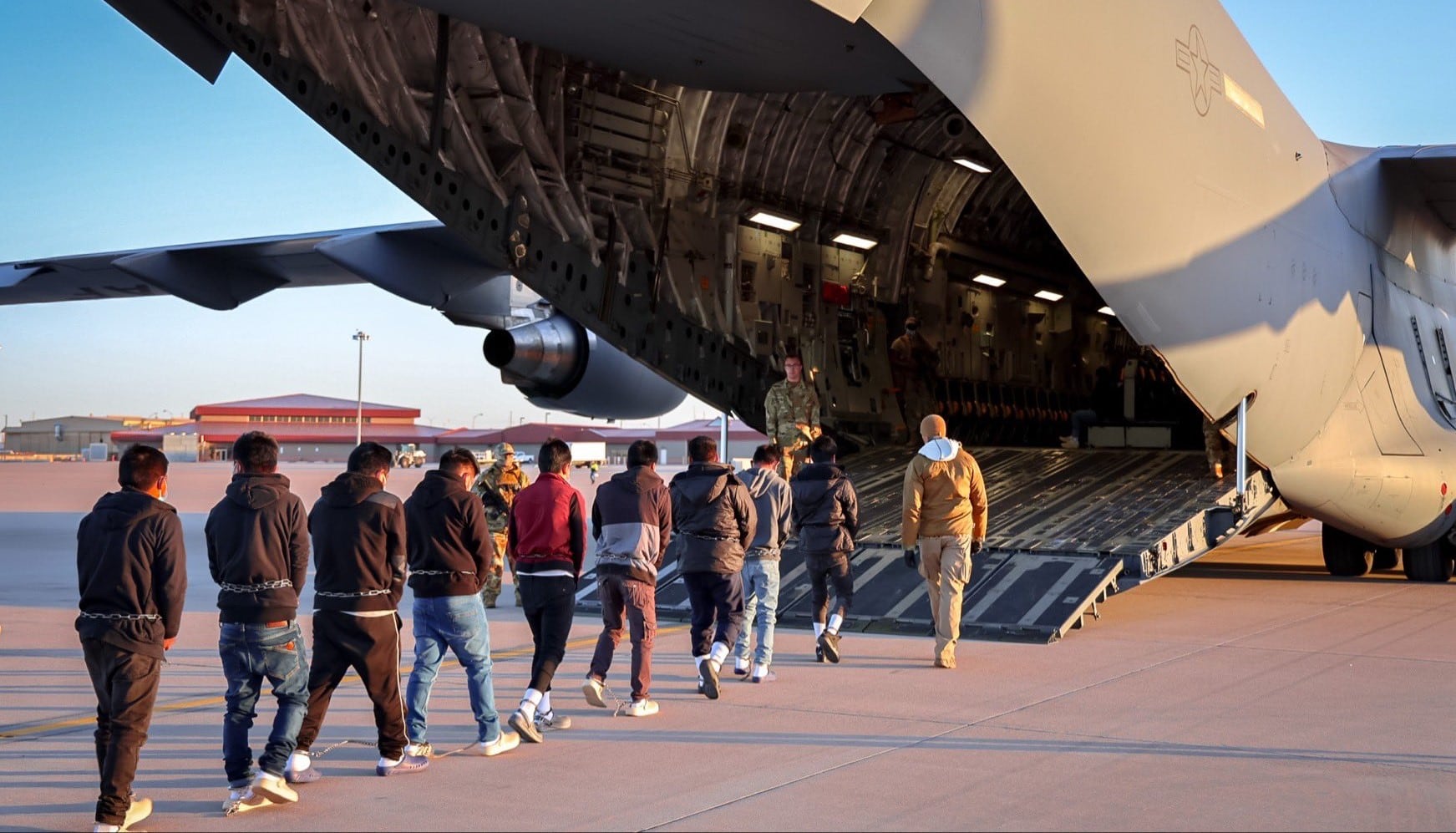 Avión de la Fuerza Aérea de Estados Unidos se prepara para deportar migrantes