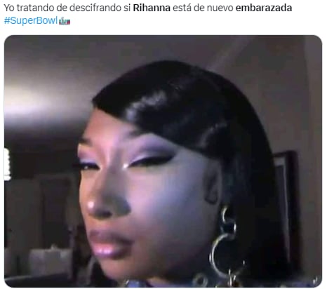 Meme de una Rihanna supuestamente embarazada en el Super Bowl LVII.