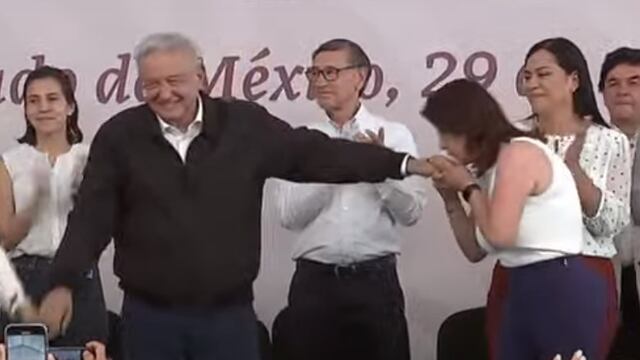 VIDEO: Alcaldesa de Tecámac besa mano de AMLO