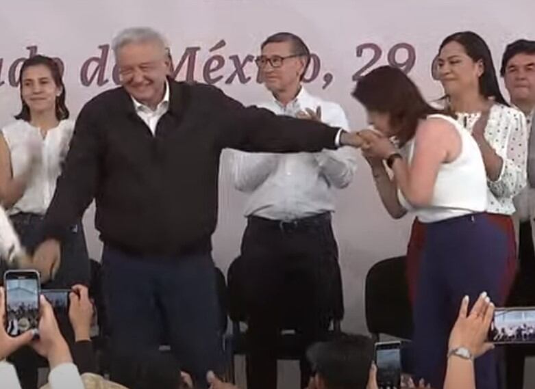 VIDEO: Alcaldesa de Tecámac besa mano de AMLO