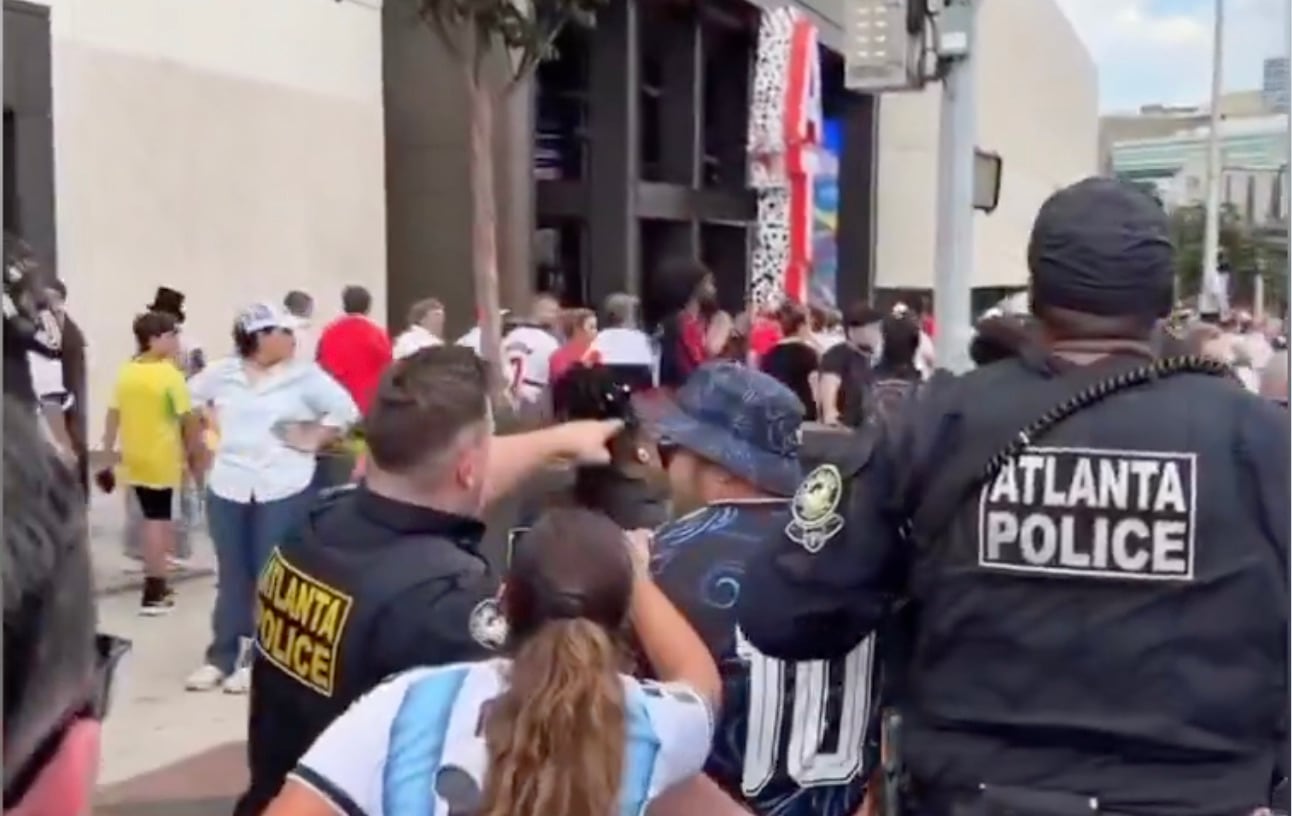 Peleas entre aficionados empañan triunfo de Argentina en el Estadio Atlanta