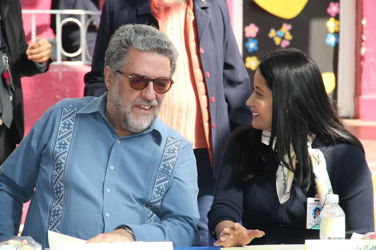 Autoridades de la AEFCM, UAM Xochimilco y Anáhuac firmando acuerdos para capacitación docente.