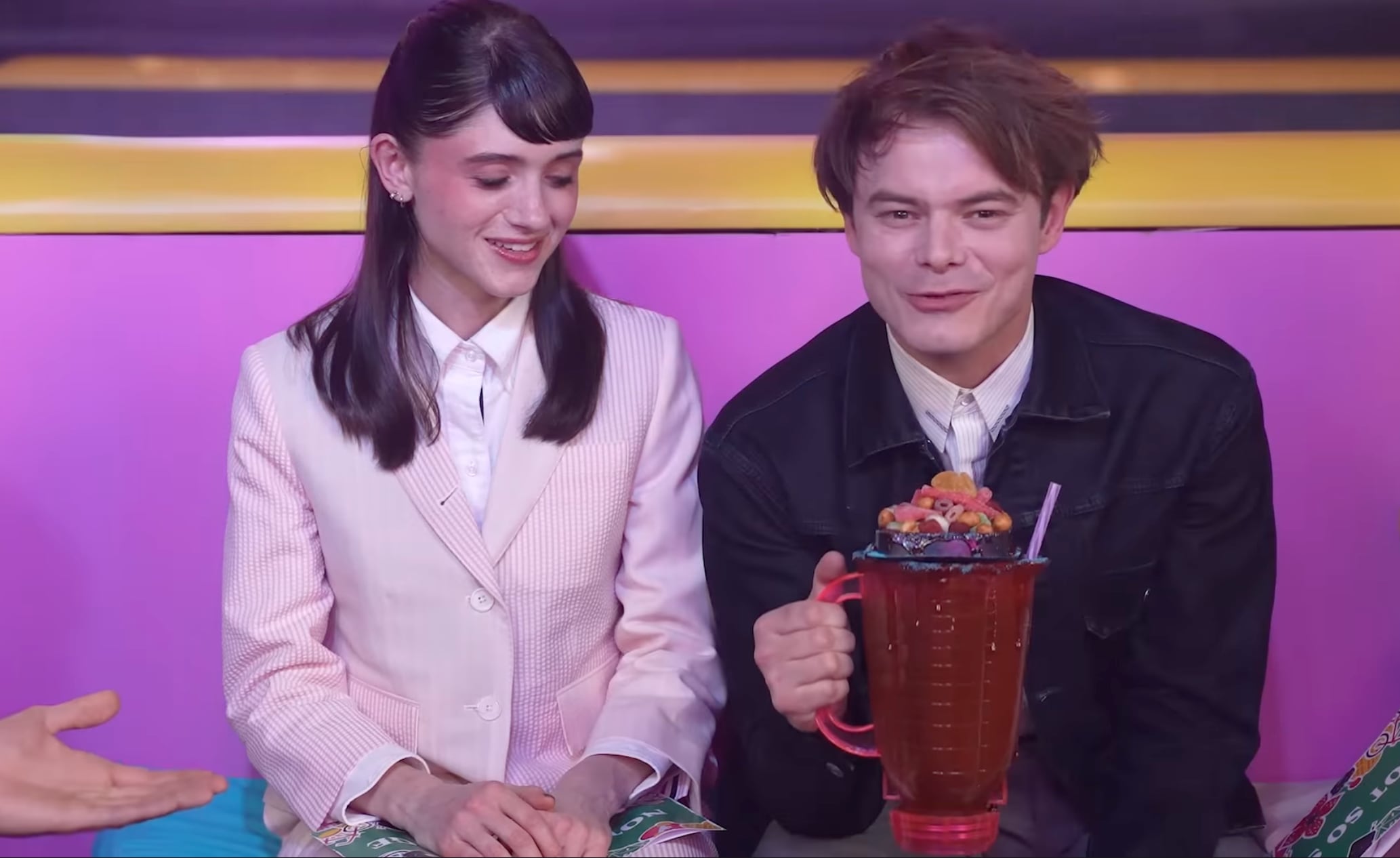 Stranger Thing: Natalia Dyer y Charlie Heaton prueban las licuachelas y hasta jugaron toques en México