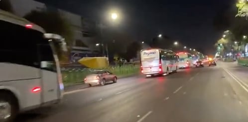 migrantes se dirigen en camiones de turismo a protestar afuera de Palacio Nacional/captura de video