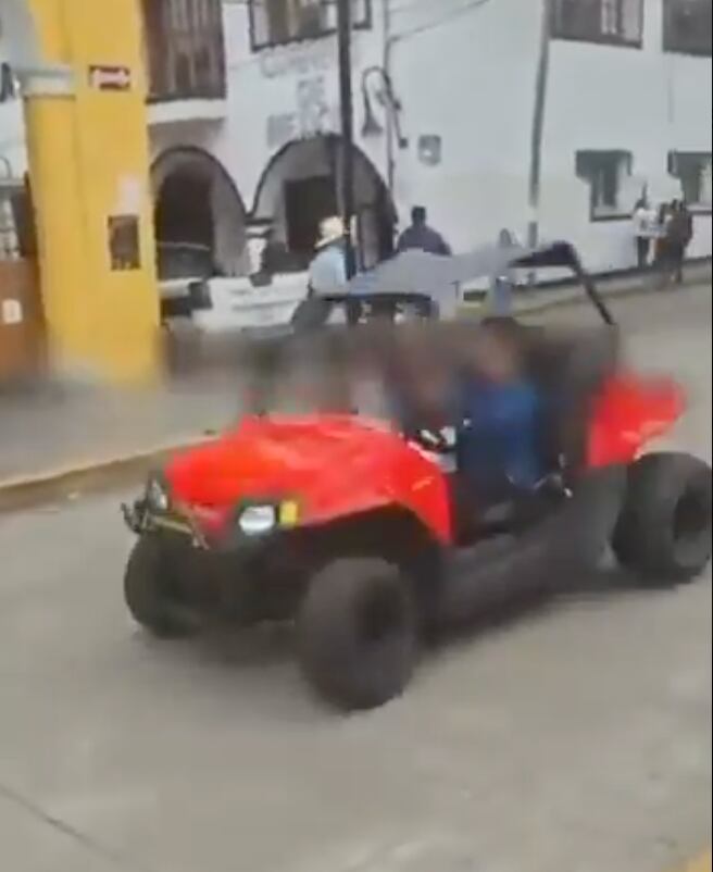 Polémica en Tlatlauquitepec: captan patrulla escoltando a hijos del alcalde