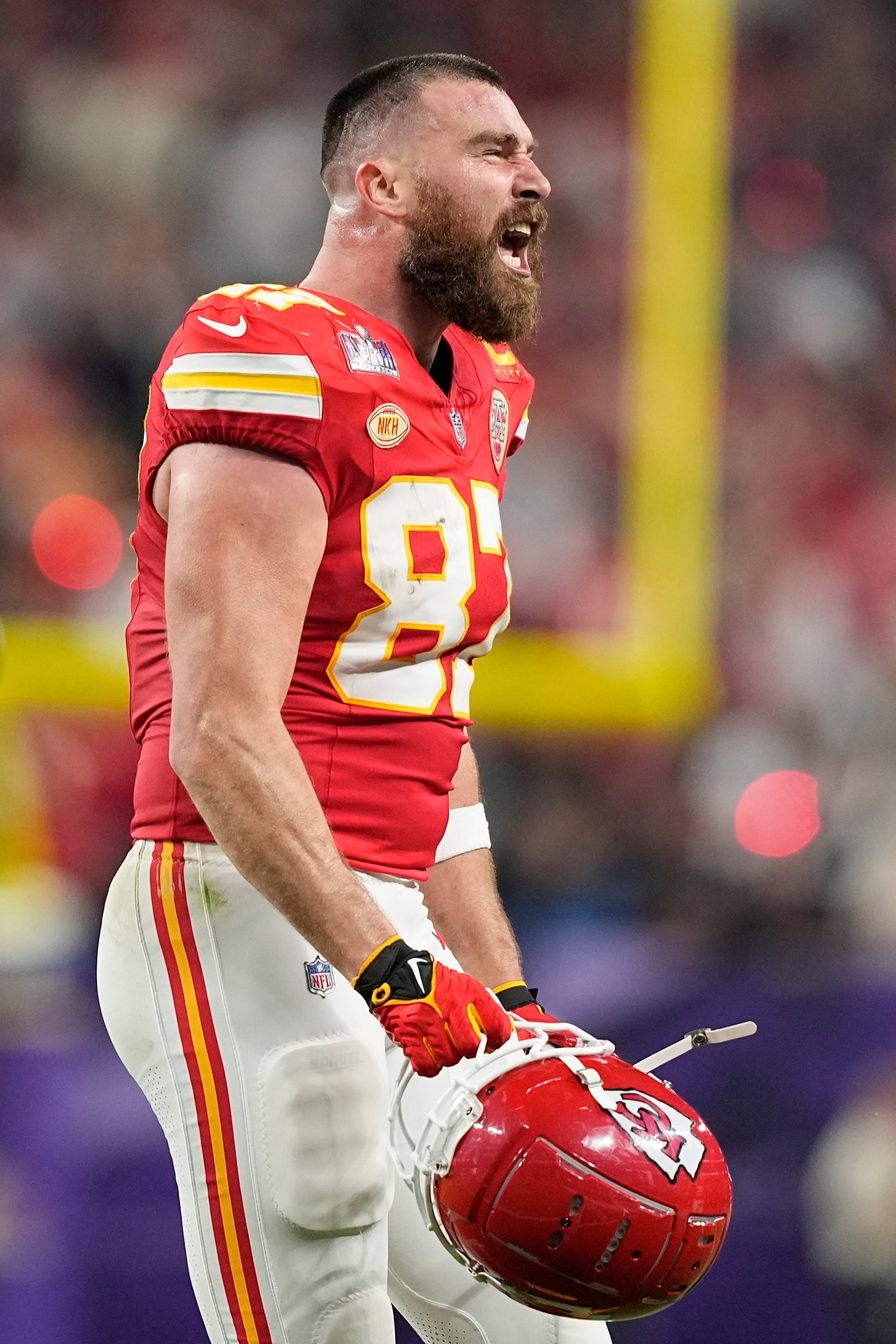 Advierten a Taylor Swift de tener cuidado con Travis Kelce por su arranque violento