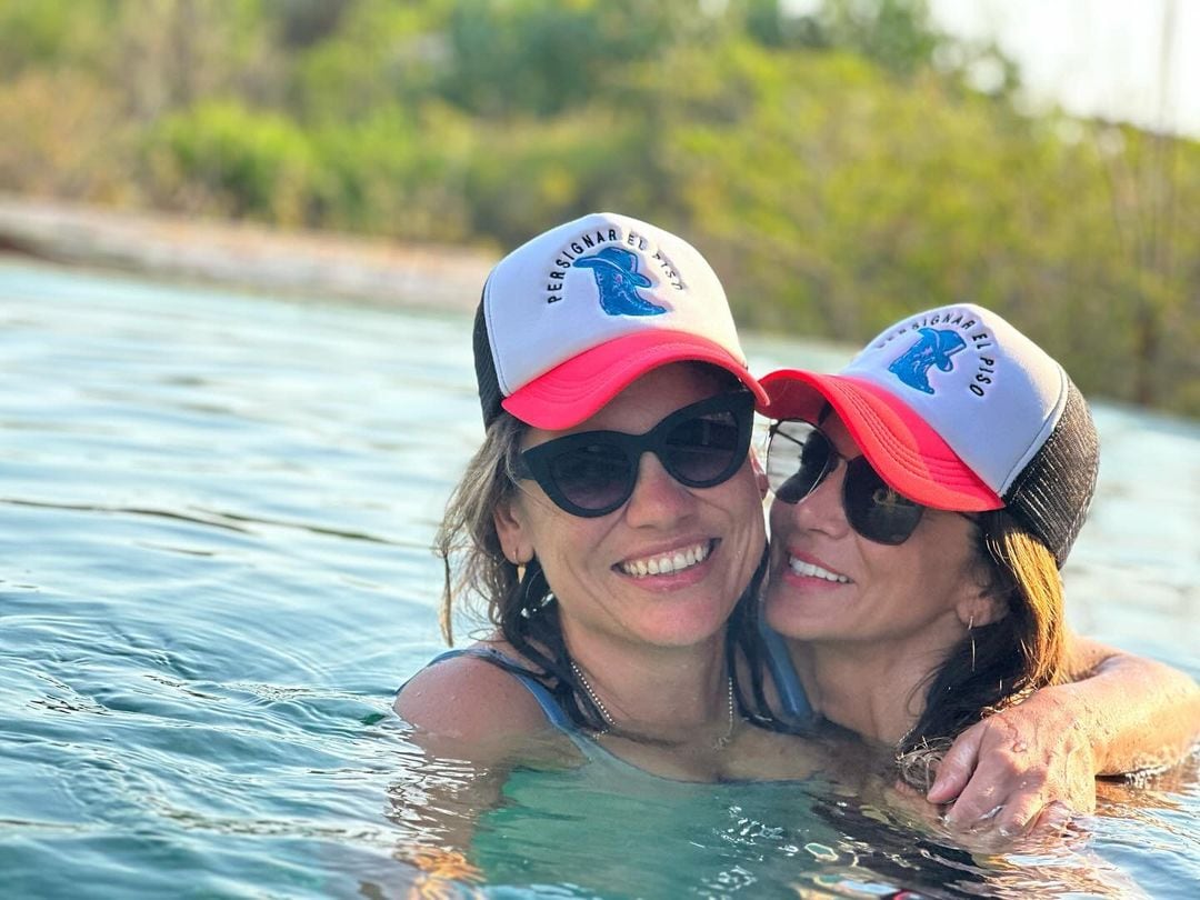 Silvia Navarro muy cariñosa con una mujer.