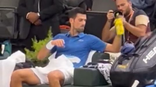 Novak Djokovic se toma “extraña” bebida durante semifinal del Masters de París