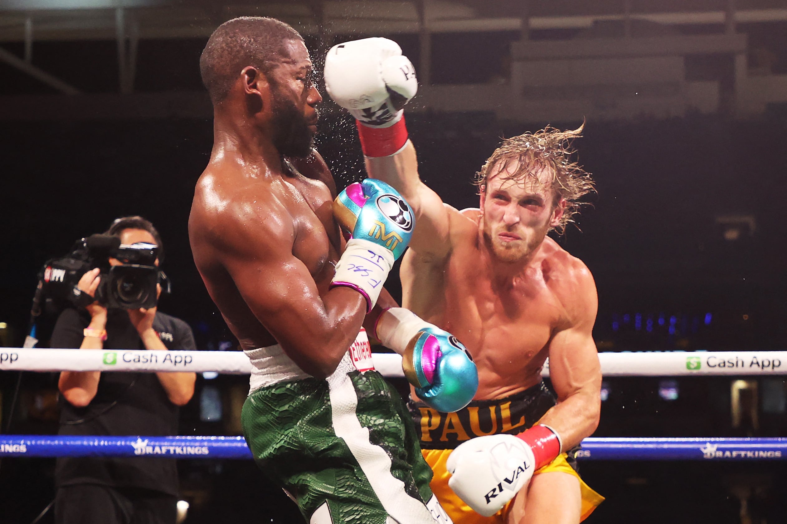 Floyd Mayweather vs Logan Paul
