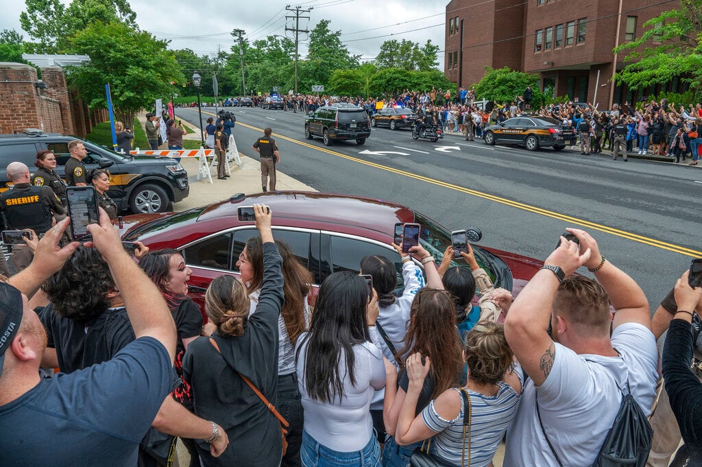 Fans de Johnny Depp lo esperan afuera de la corte