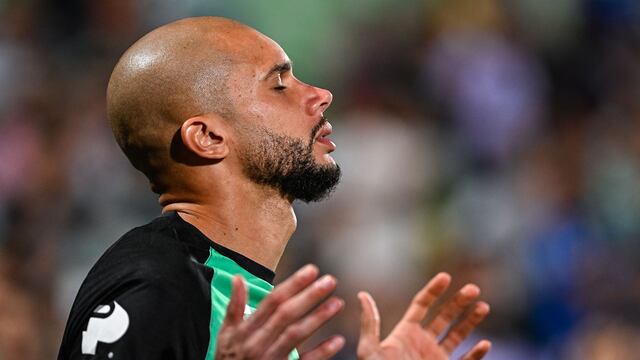 Matheus Doria, en un duelo con Santos Laguna.