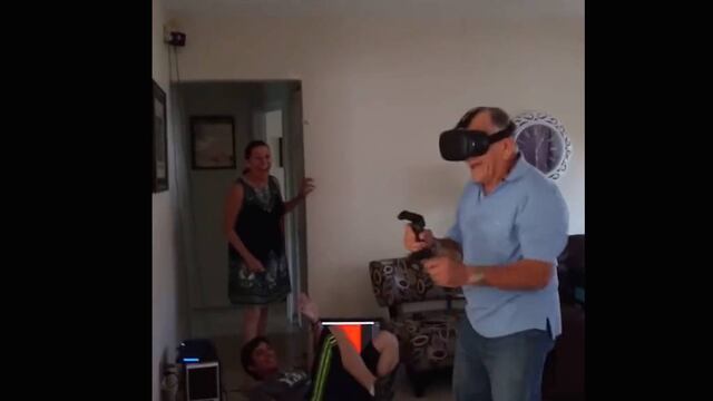 Abuelo juega a los zombies.