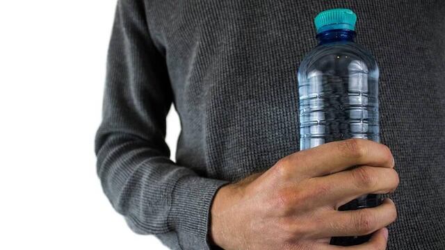 Llevar una botella de agua en el automóvil puede ser un peligro.