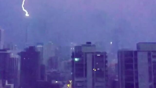 Rayo impacta edificio de Trump