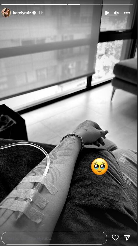 Karely Ruiz se muestra con medicamento intravenoso.