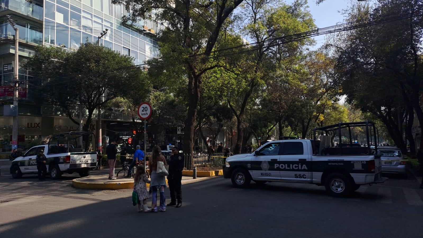 Dos trabajadores de obra fueron asaltados en un cajero de HSBC frente a Parque México; uno perdió la vida