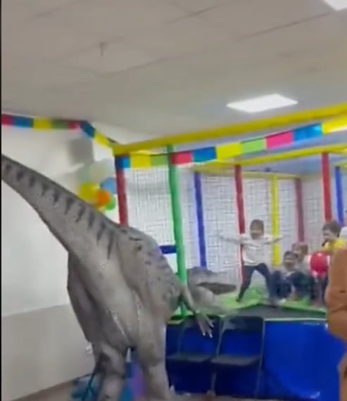 Botarga de dinosaurio en fiesta infantil
