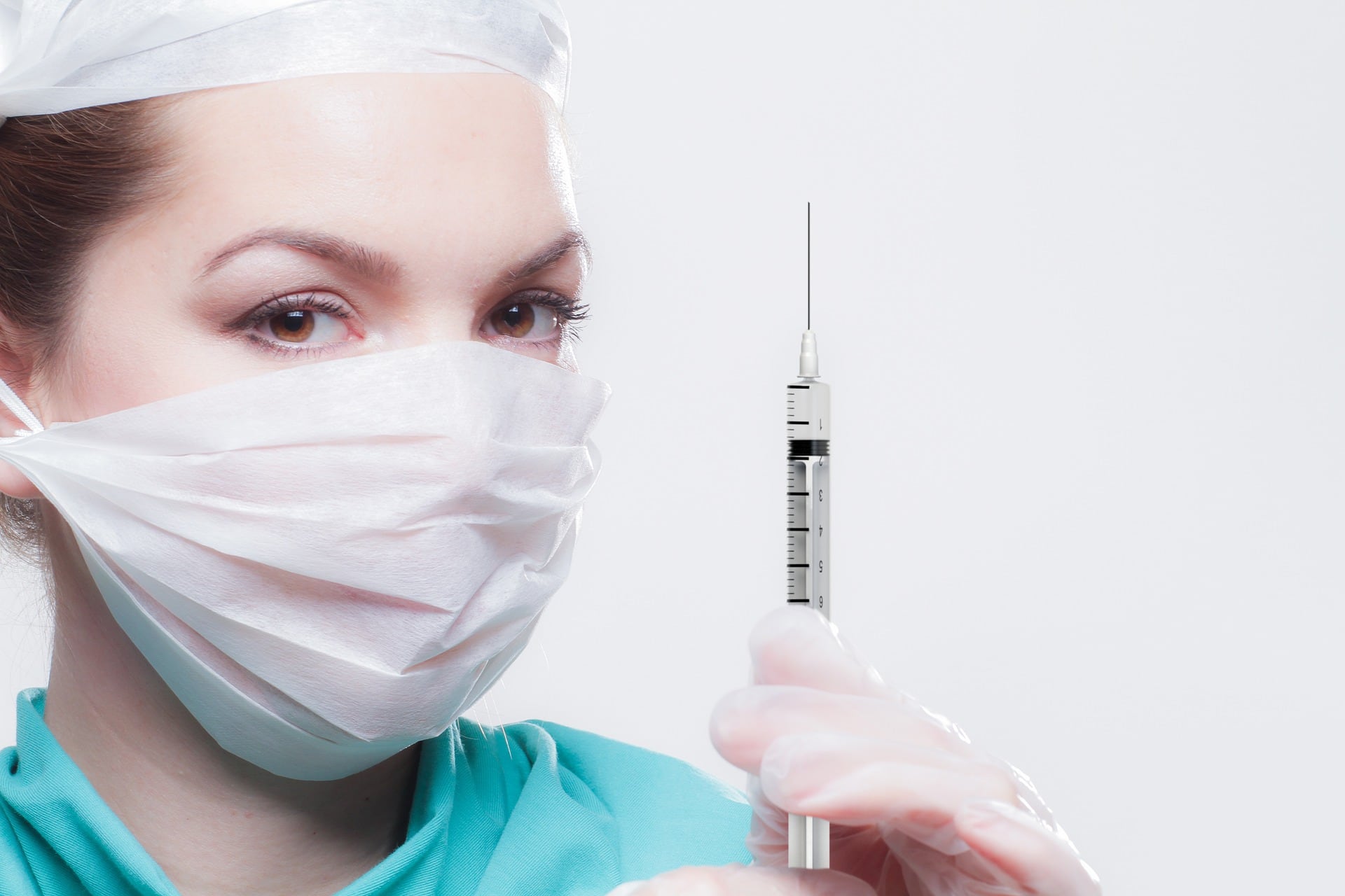 Doctora con una jeringa