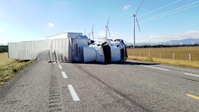 Tráiler volcado en La Ventosa