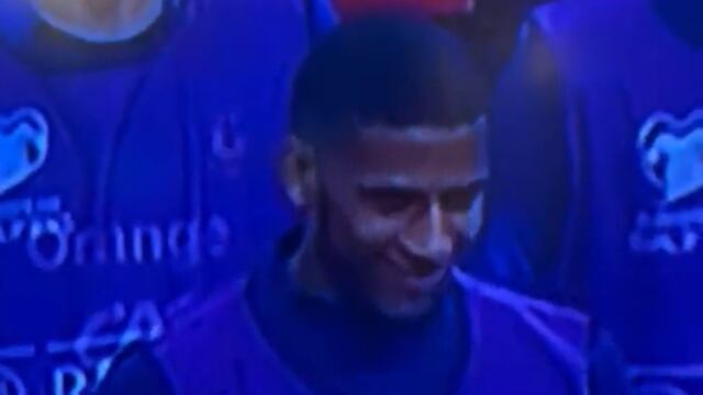 Jugador de Francia se ríe en minuto de silencio