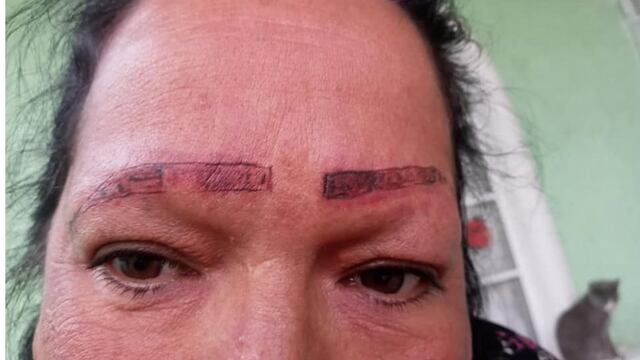 Tatuadoras hacen mal trabajo de ceejas