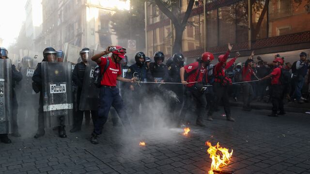 Integrantes de la brigada Marabunta intentando frenar agresiones a policías durante la marcha del 2 de octubre.